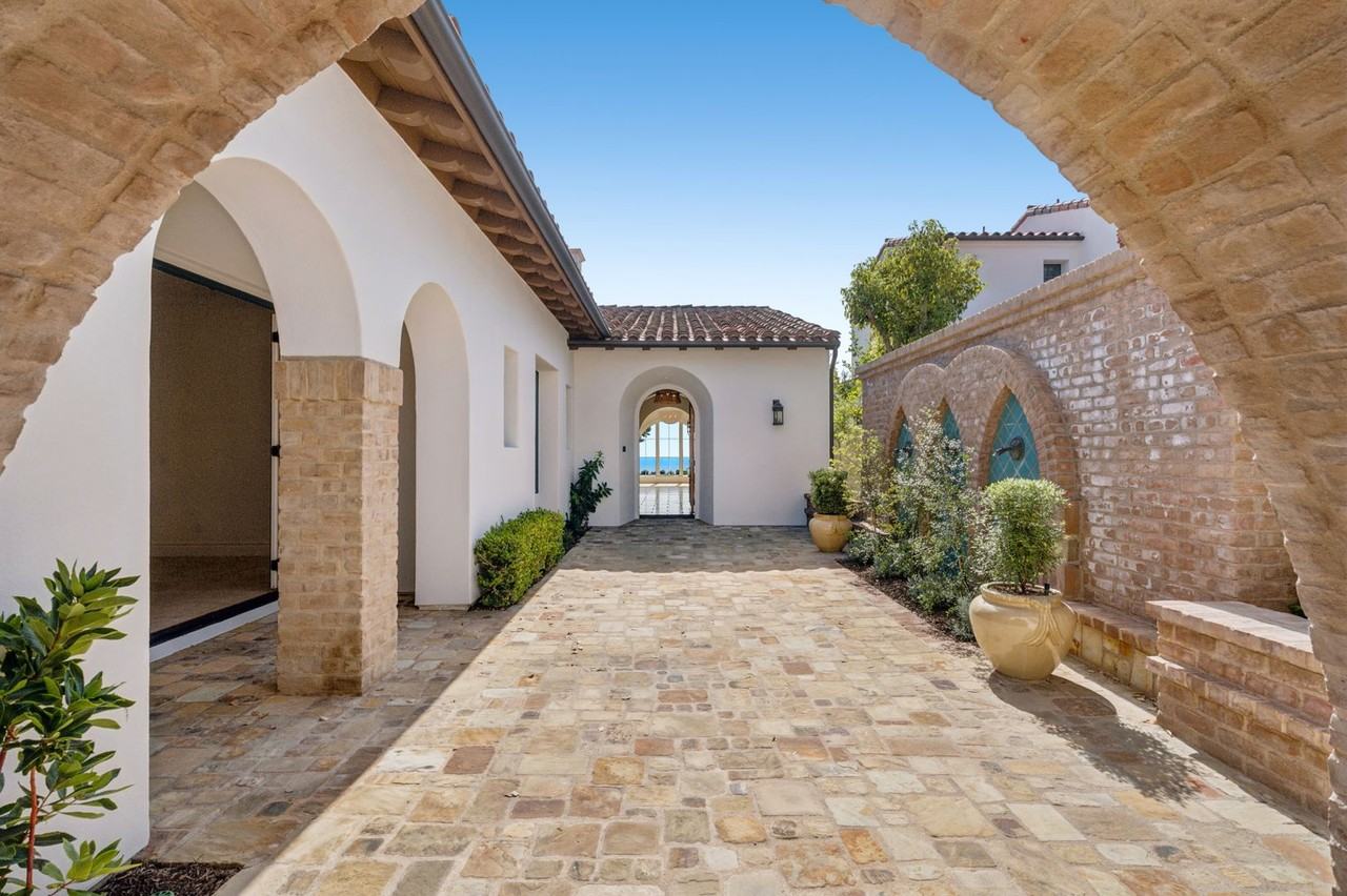 28 Cliffhouse Blf - Photo 2 of 34
