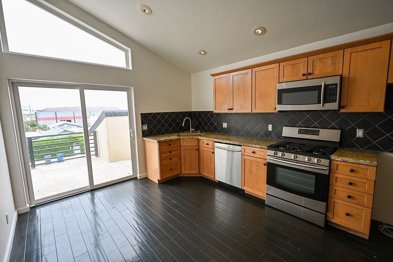 370 Shasta St - Photo 3 of 11