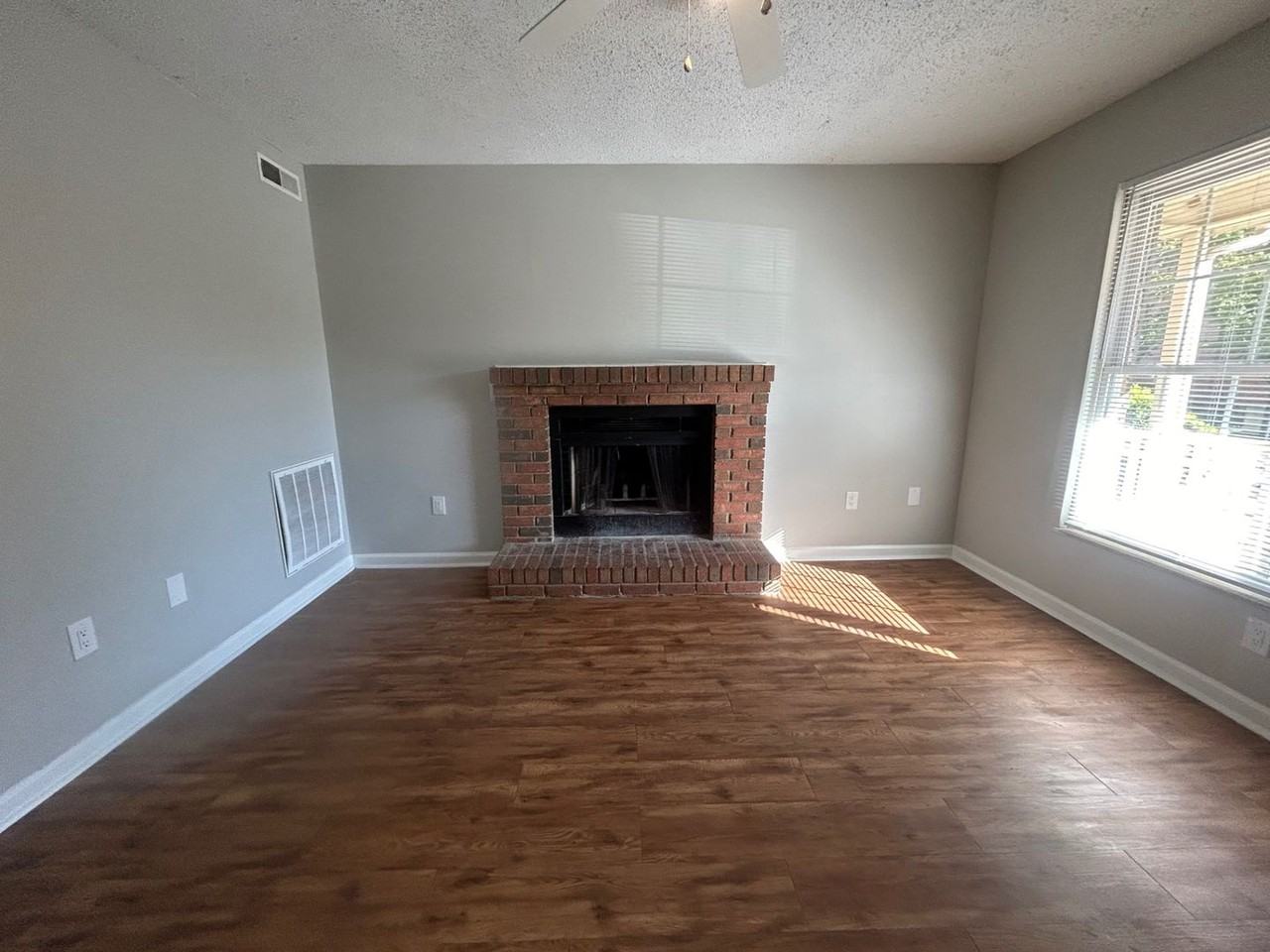 940 Glenn St - Photo 7 of 36