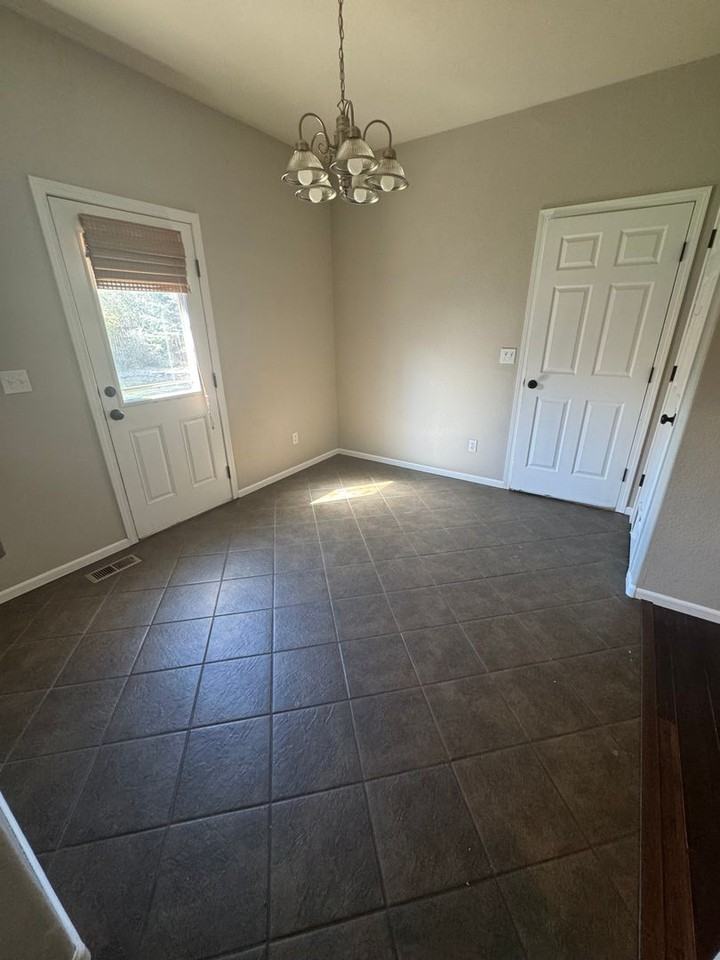 4547 Hayler Ave - Photo 5 of 19