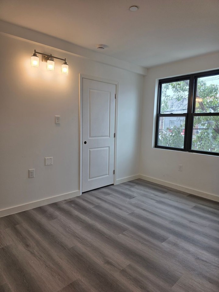 541 Washington Ave 2nd Fl - Photo 2 of 9