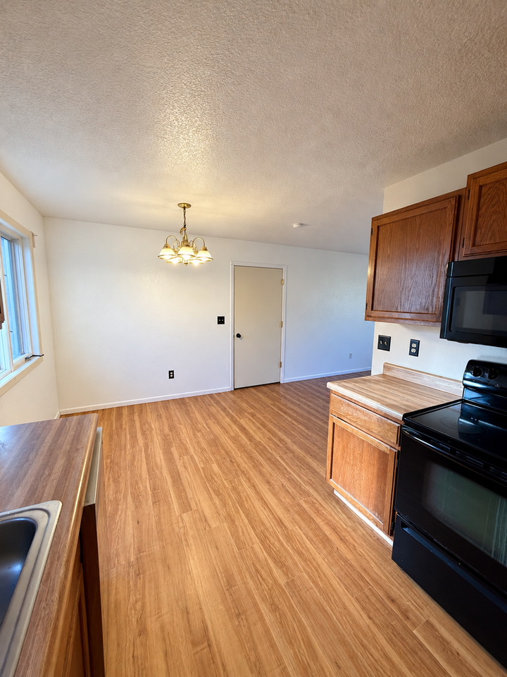 3165 Storey Dr - Photo 3 of 10