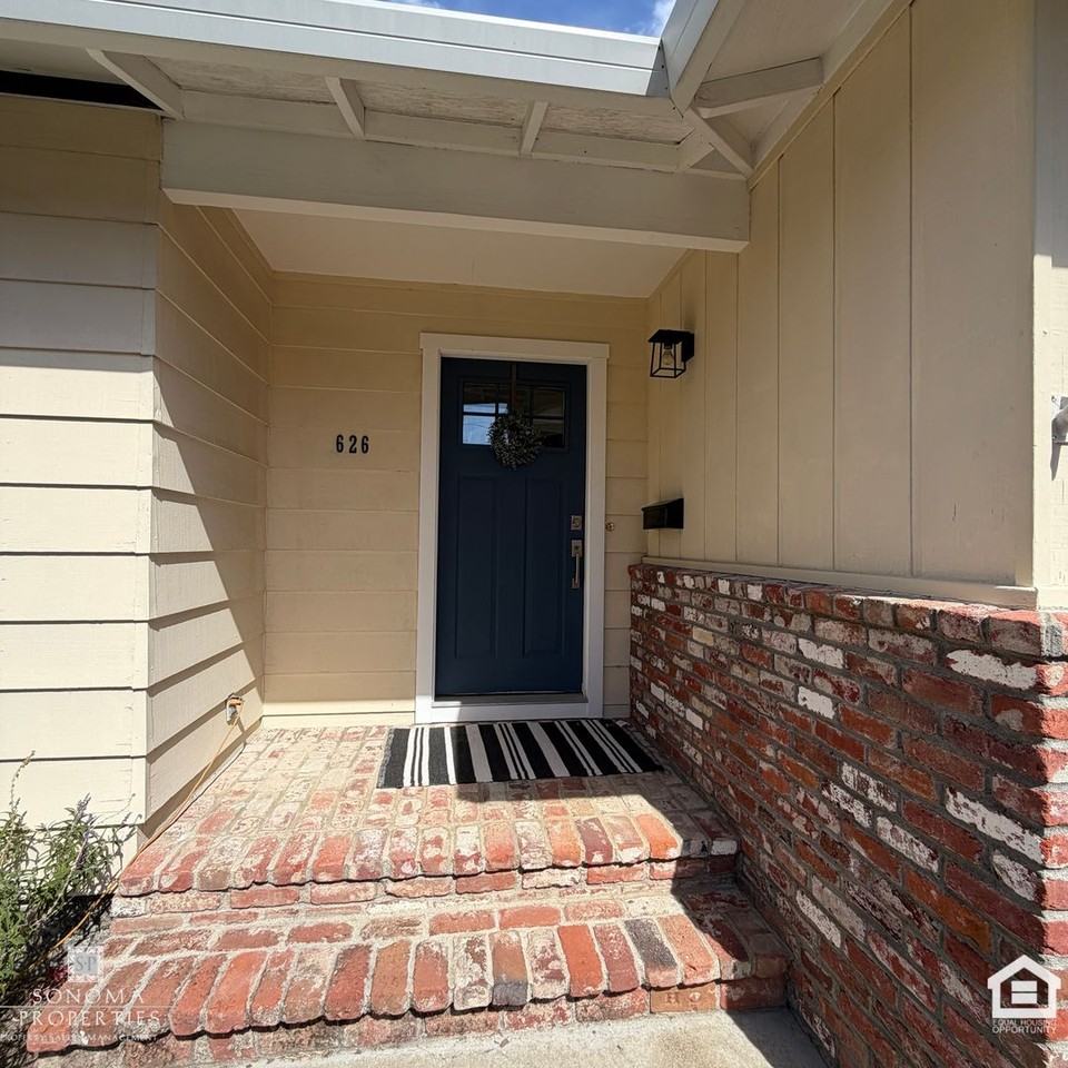 626 White Briar Dr - Photo 2 of 35