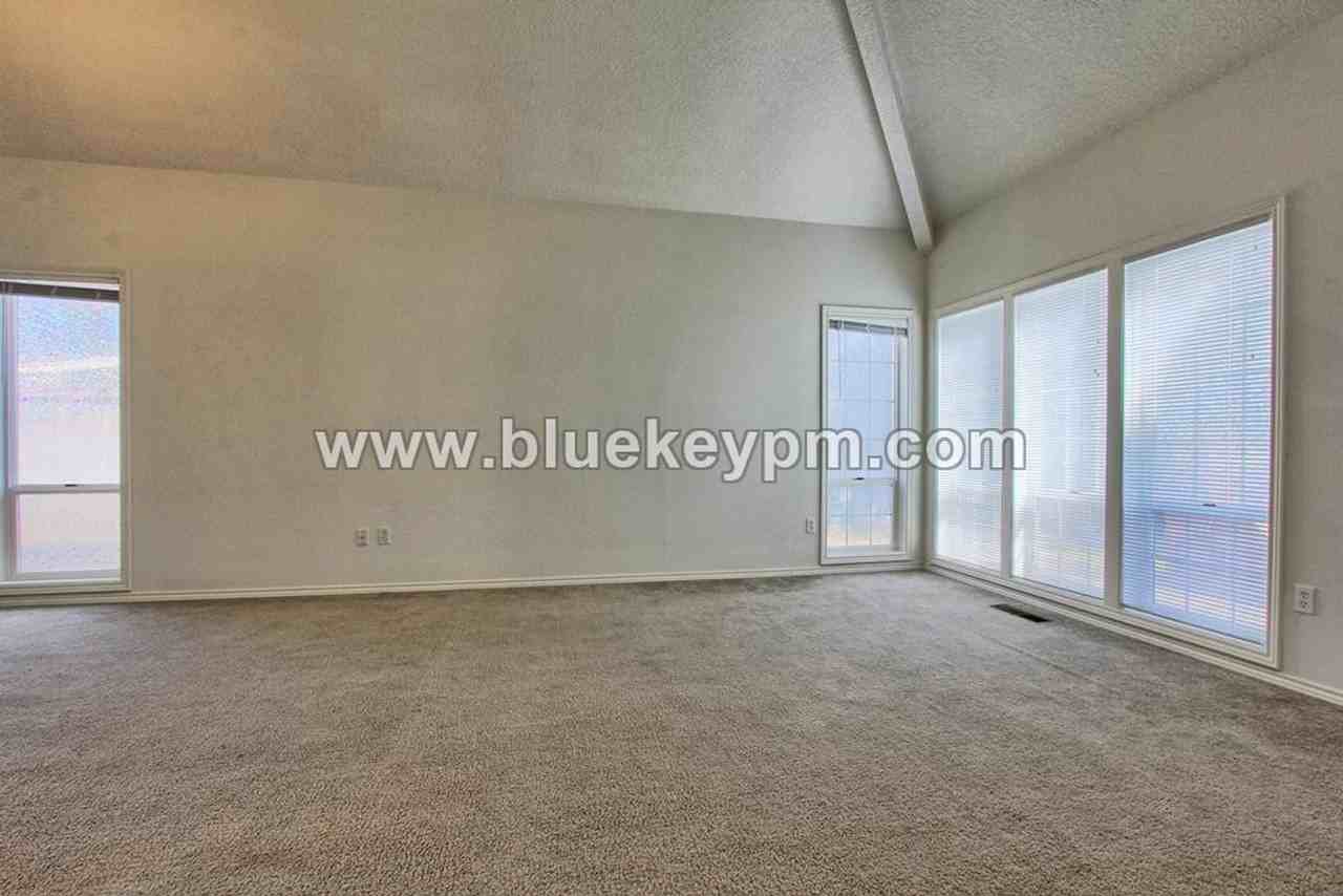 1712 Se Solomon Loop - Photo 6 of 18