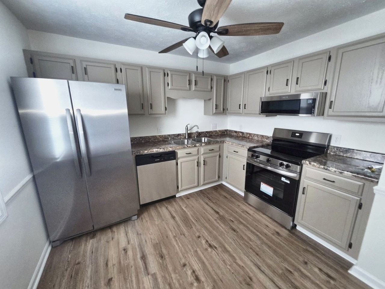 5306 Whisperwood Ct - Photo 3 of 10