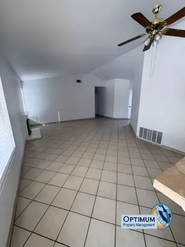 15036 Milford Ave - Photo 7 of 20