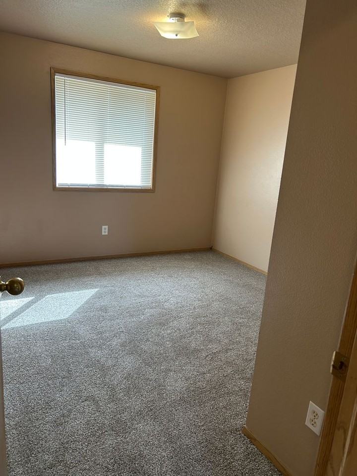 234 Loganberry St - Photo 7 of 17