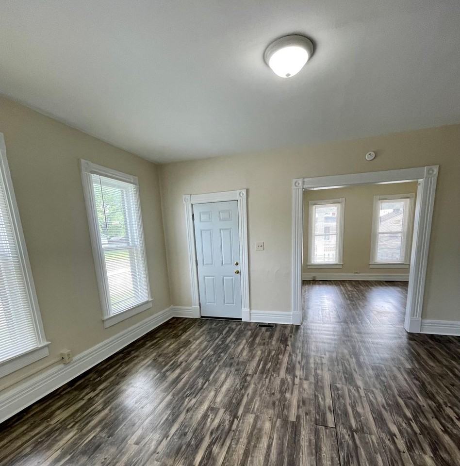 1100 Baltimore St - Photo 3 of 12