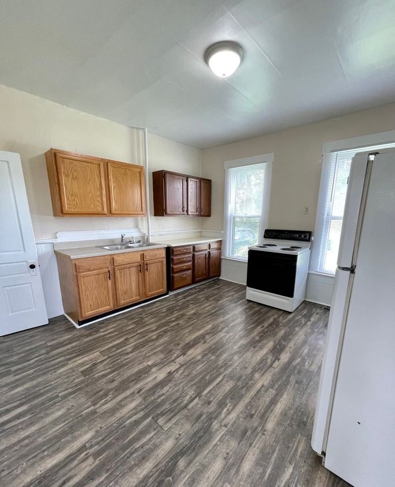 1100 Baltimore St - Photo 4 of 12