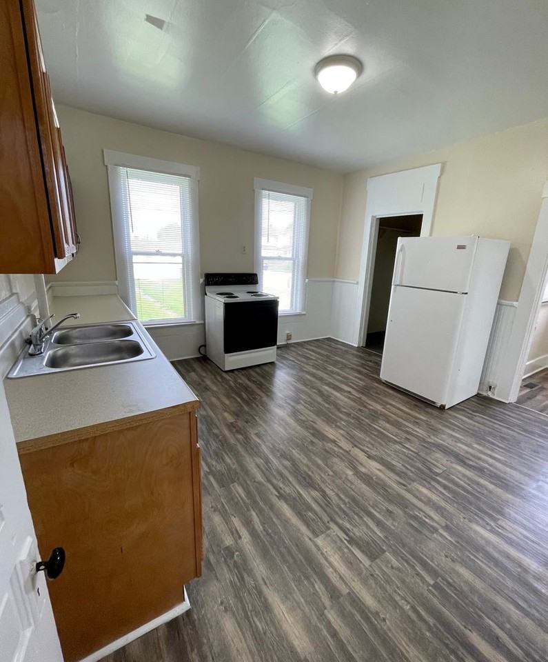 1100 Baltimore St - Photo 5 of 12