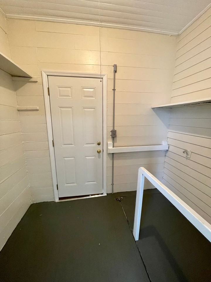 1100 Baltimore St - Photo 6 of 12