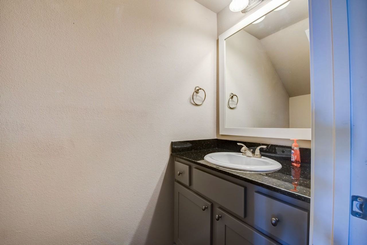 553 Hayes Ln - Photo 4 of 18
