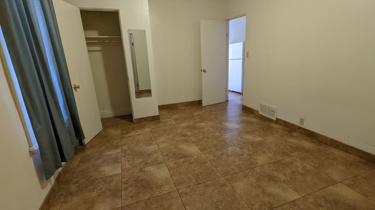 1052 E 7th St - Photo 5 of 11
