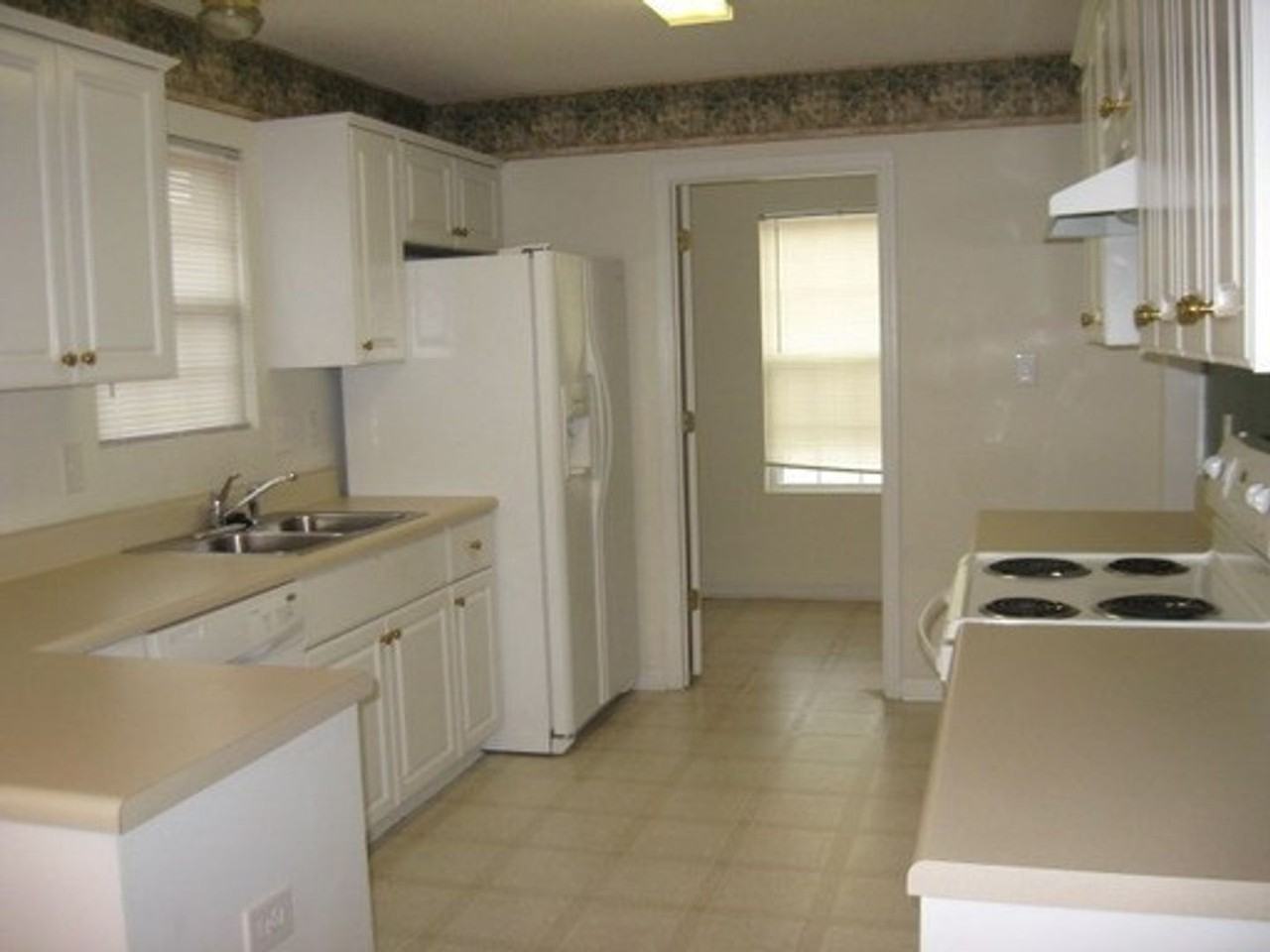 3240 Peninsula Dr - Photo 4 of 7