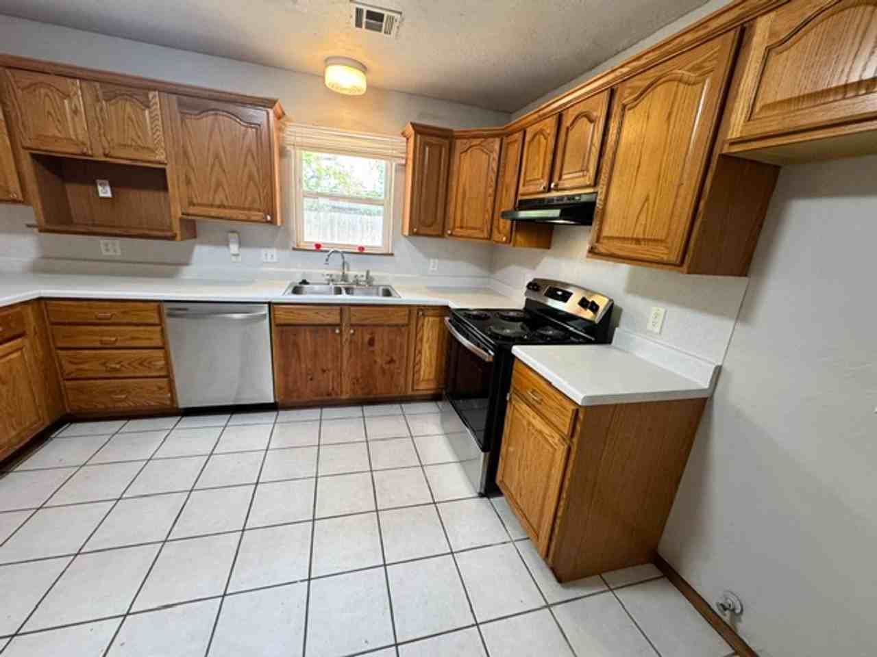 129 Ne 11th St - Photo 3 of 14