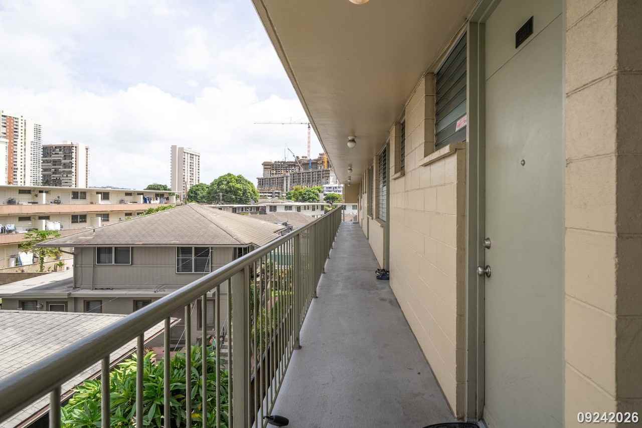 727 University Ave #201 - Photo 3 of 20
