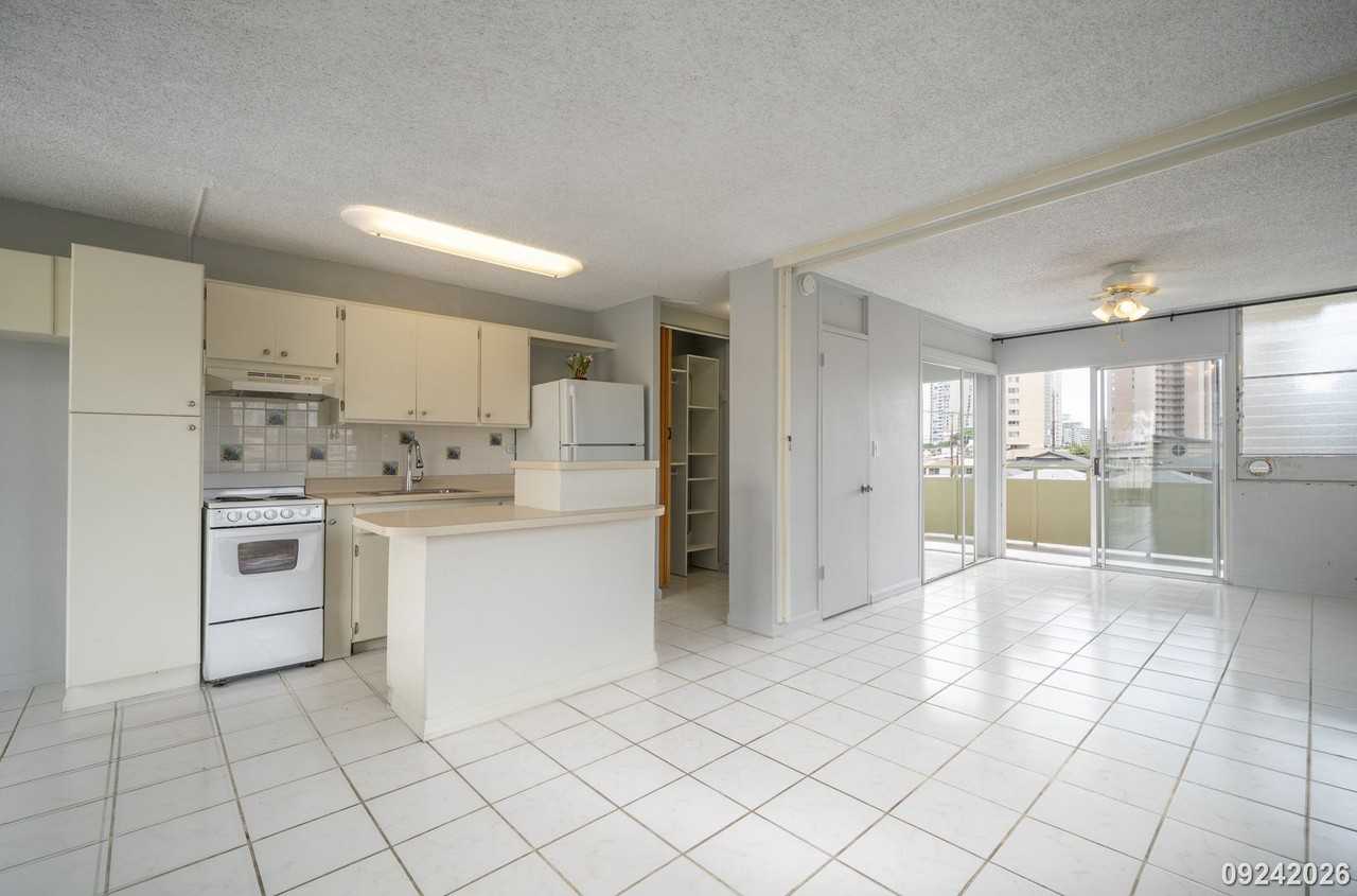 727 University Ave #201 - Photo 5 of 20