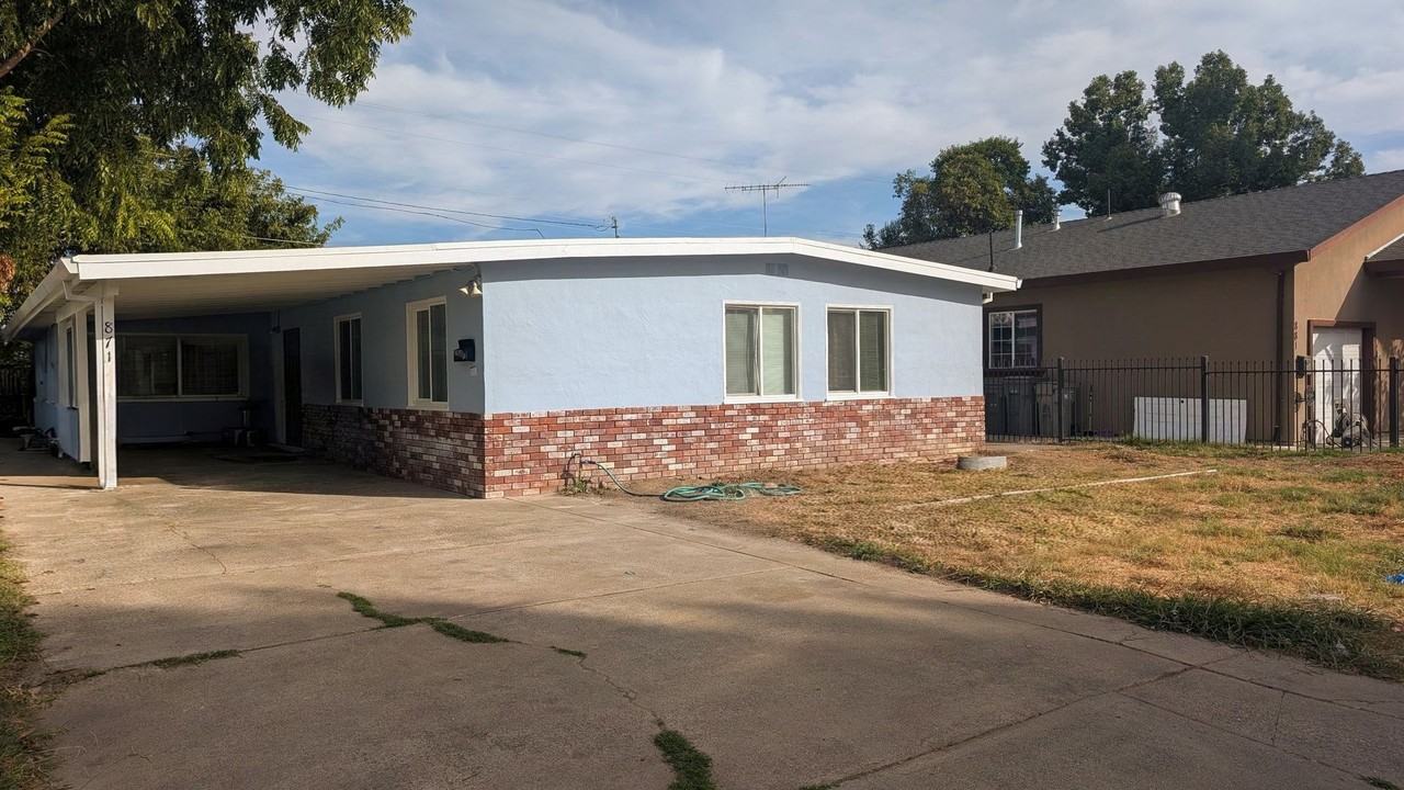 871 Douglas St - Photo 2 of 5