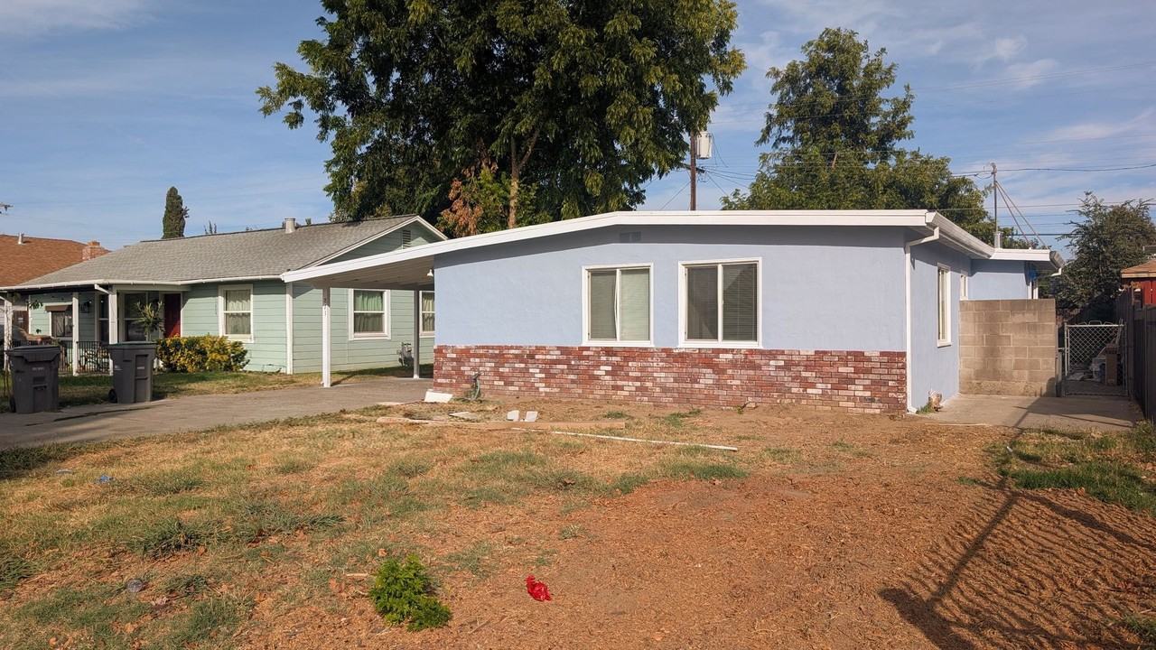 871 Douglas St - Photo 3 of 5