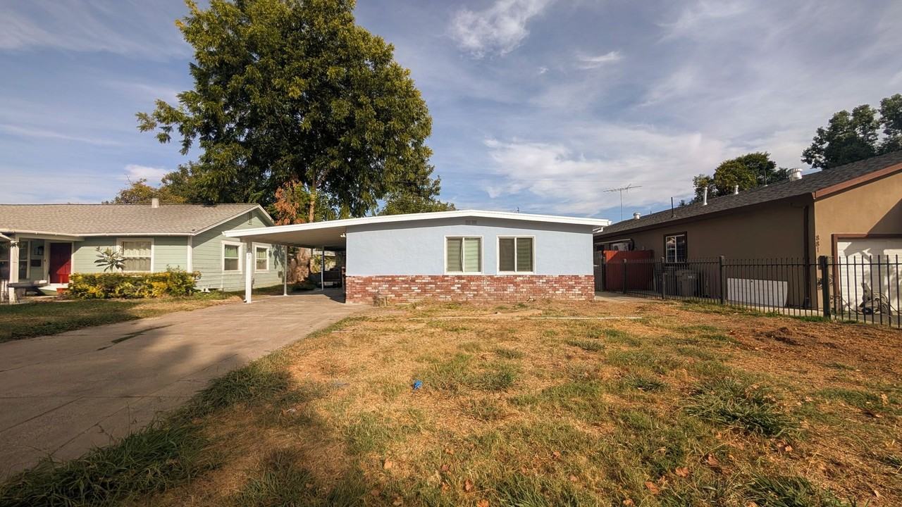 871 Douglas St - Photo 4 of 5