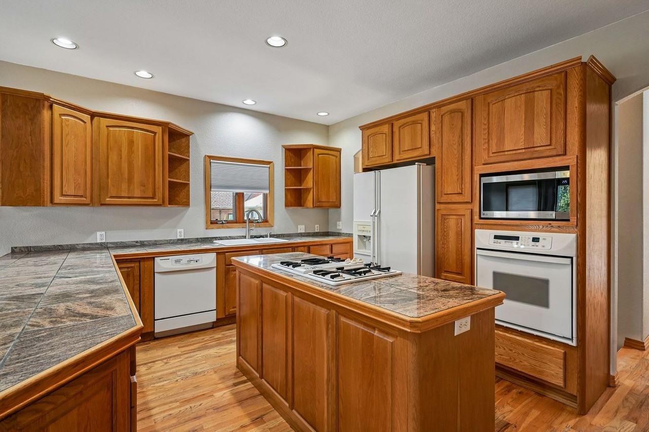 1722 Newport St - Photo 6 of 26