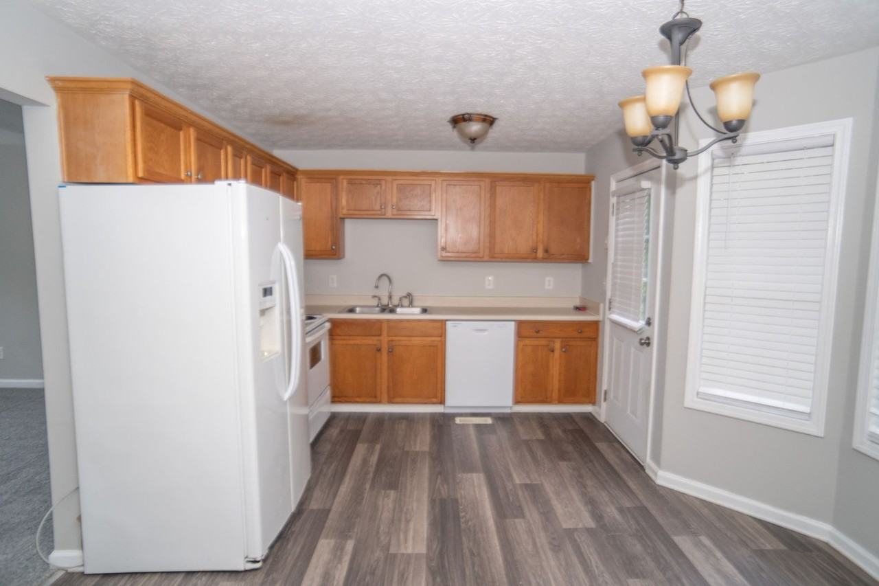 52 Fieldstone Ct - Photo 4 of 13