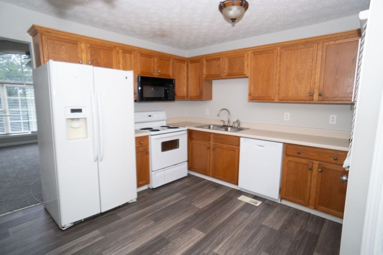 52 Fieldstone Ct - Photo 5 of 13