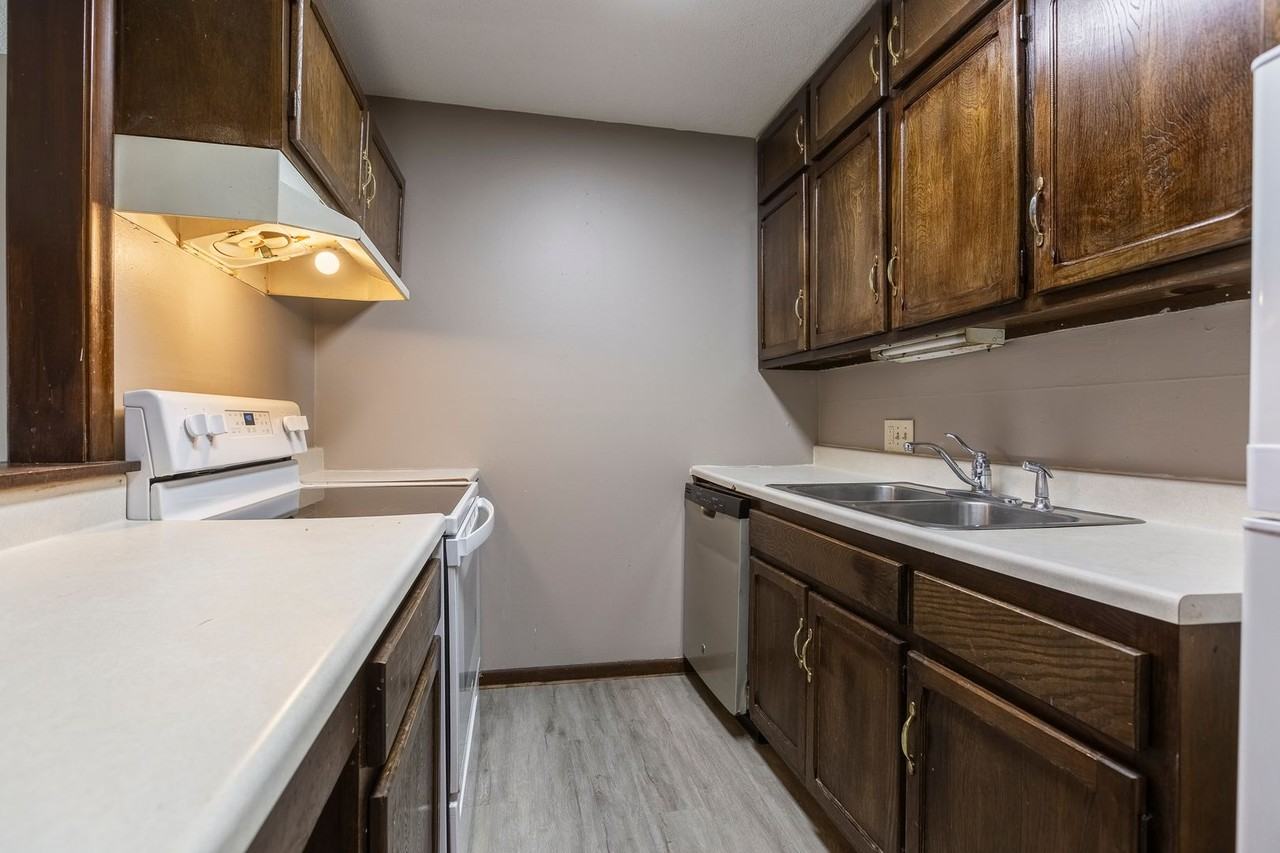 Oak Ridge Apartments in Millard - Photo 4 of 8