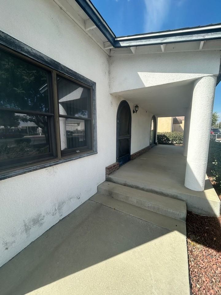 1724 N Douty St - Photo 2 of 12