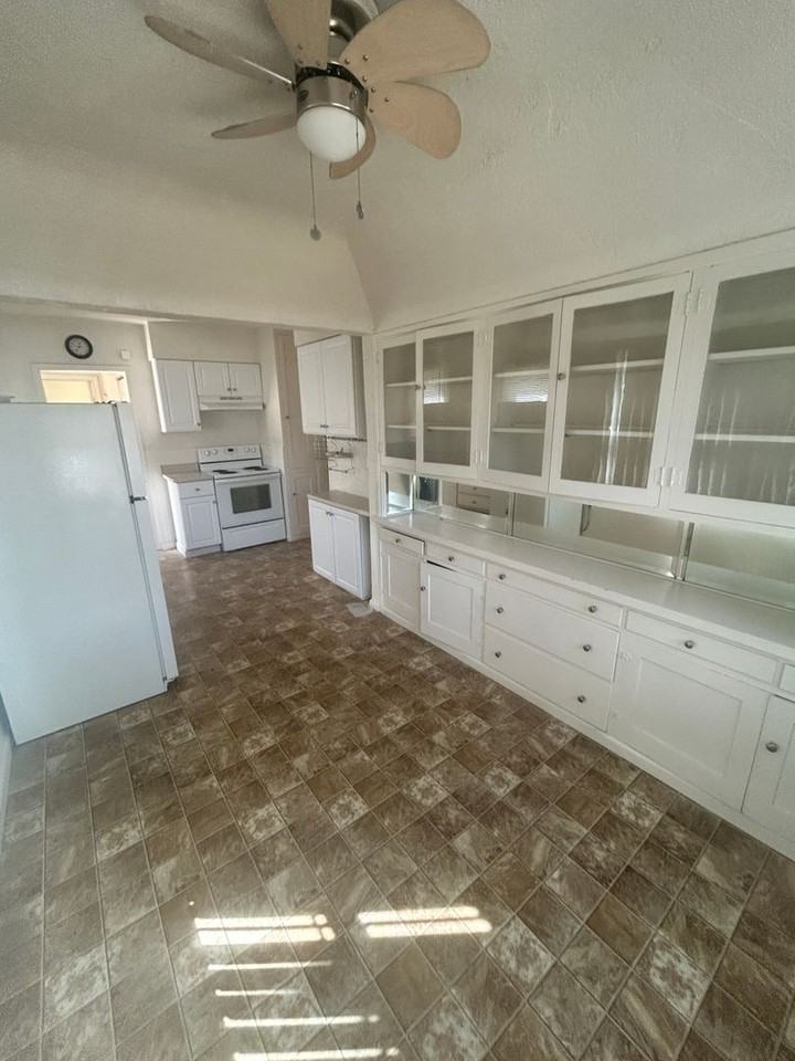 1724 N Douty St - Photo 3 of 12