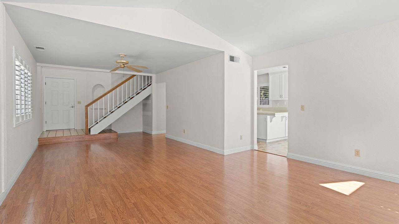 110 Republic Way - Photo 3 of 17