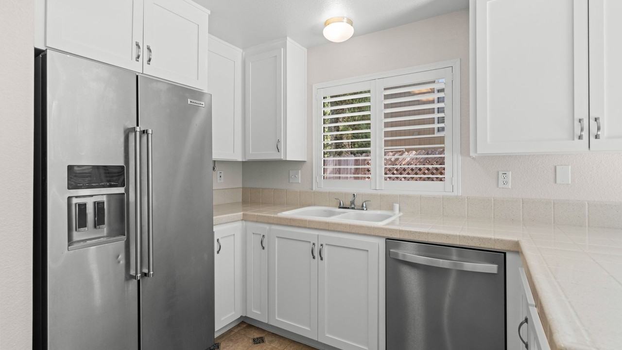 110 Republic Way - Photo 4 of 17