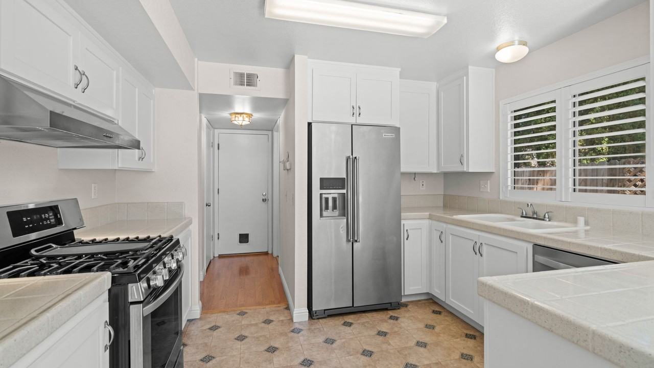 110 Republic Way - Photo 5 of 17
