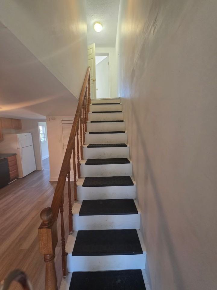 47 Oakwood Ave - Photo 6 of 23