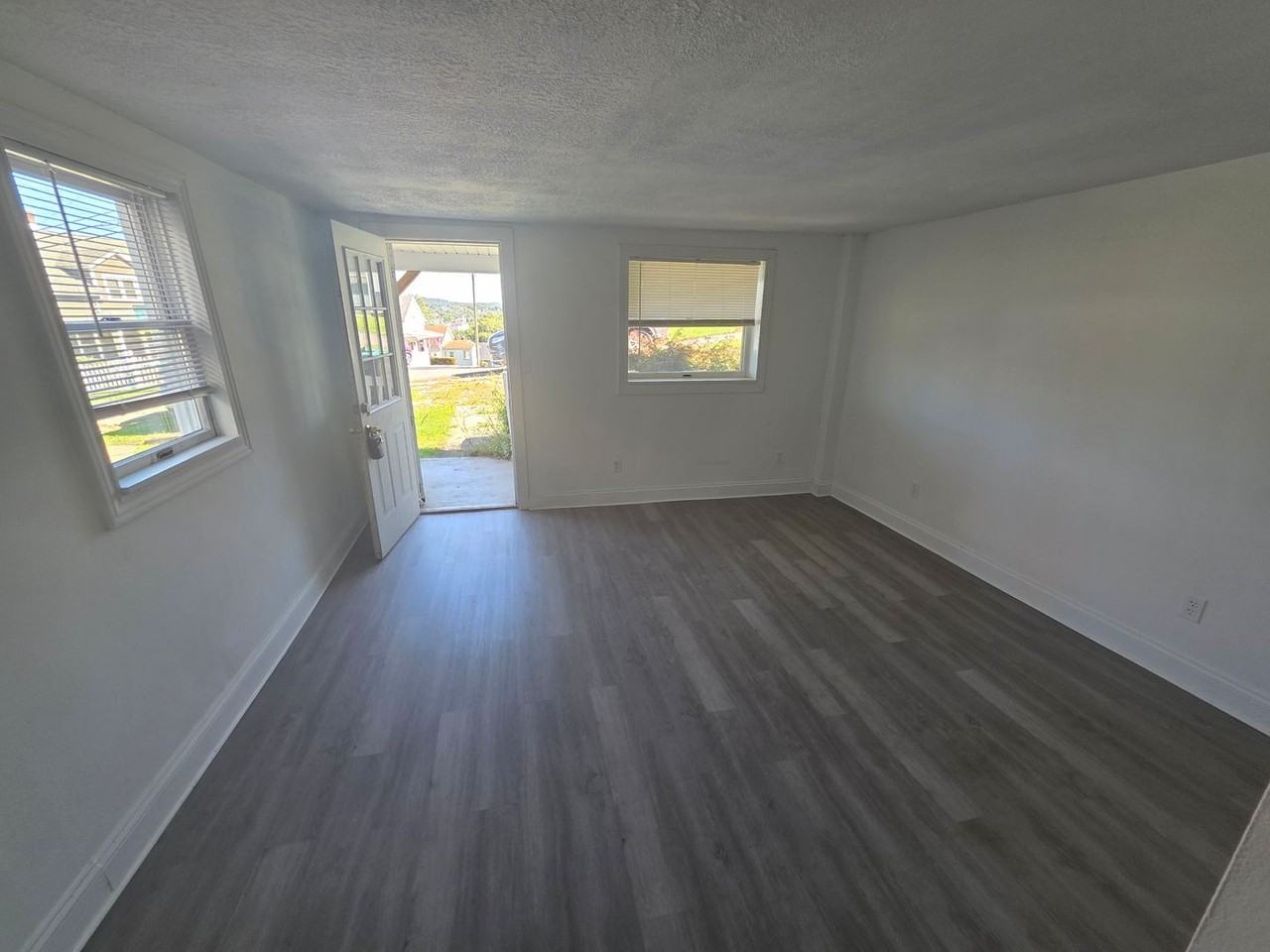 47 Oakwood Ave - Photo 7 of 23