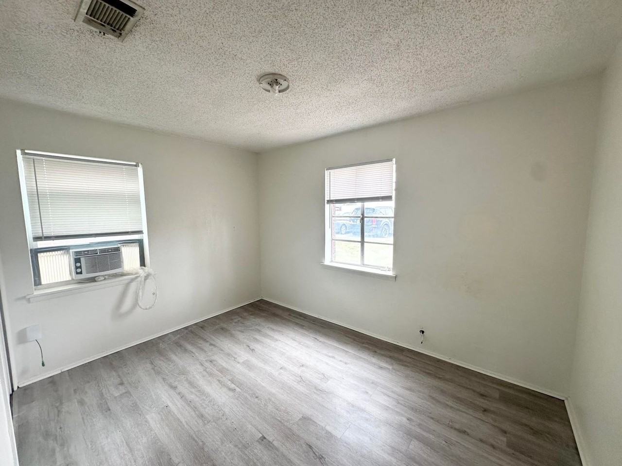 3221 Storey Ave - Photo 5 of 9