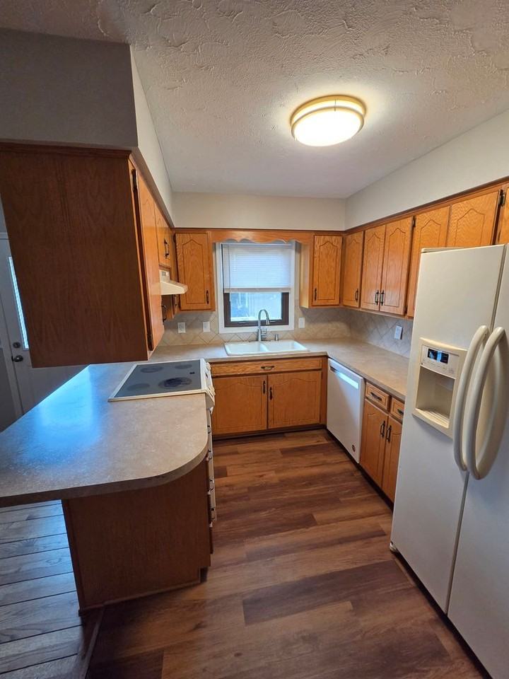 4021 N 95th St - Photo 3 of 19
