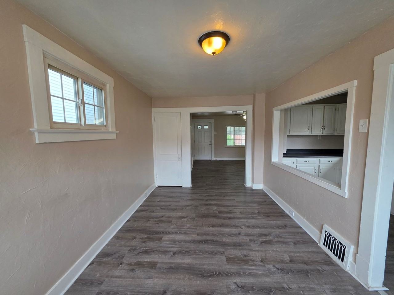420 Albert St - Photo 3 of 17