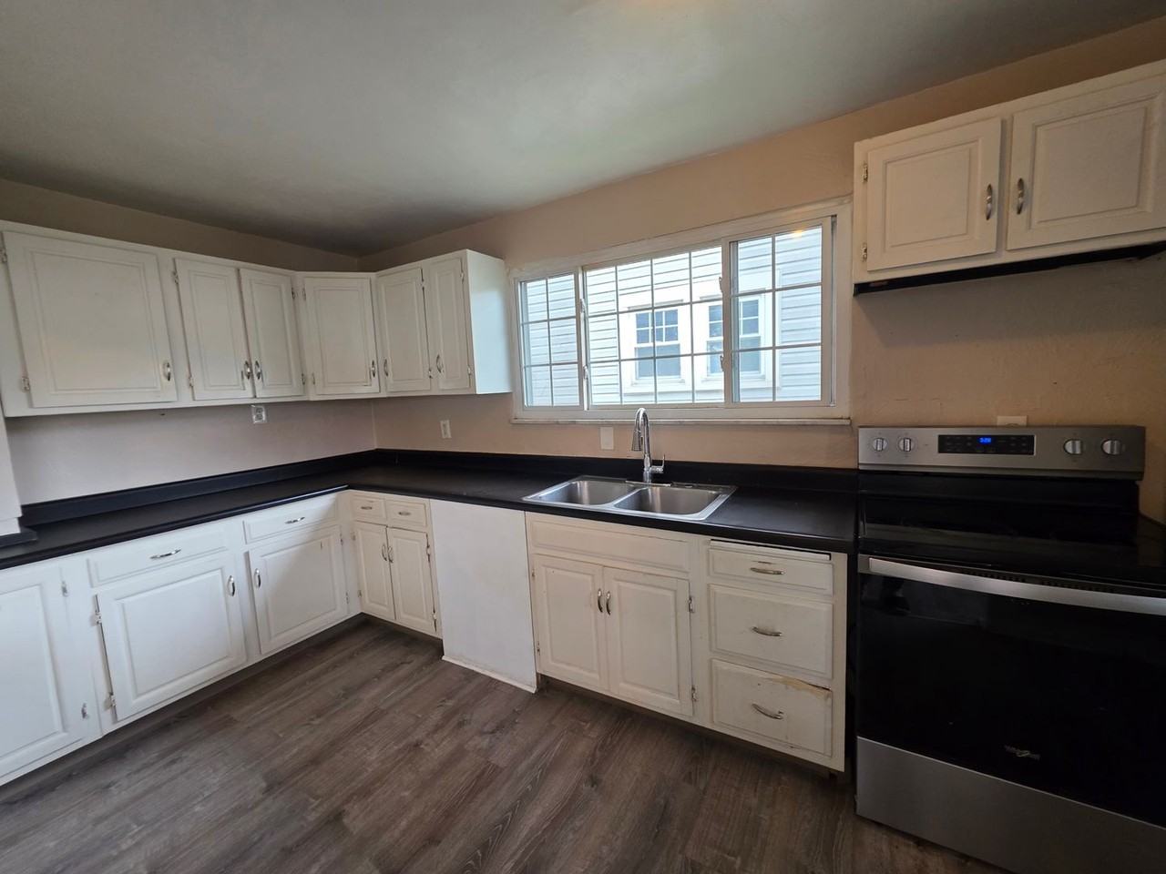 420 Albert St - Photo 4 of 17