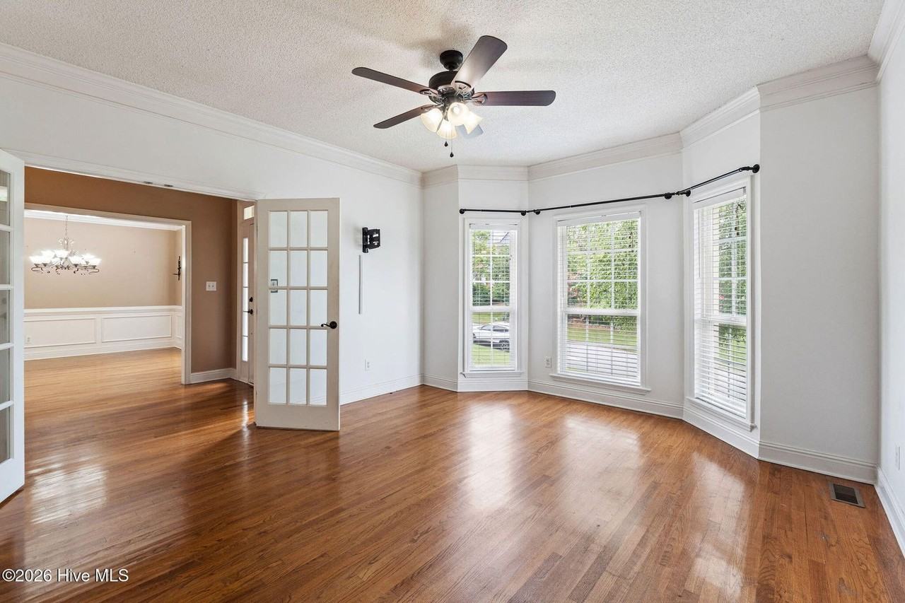 882 Windmill Ln - Photo 5 of 40