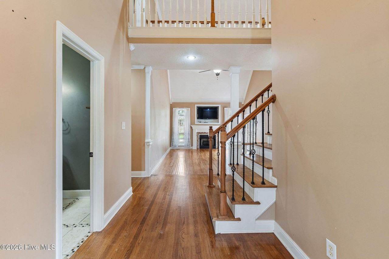 882 Windmill Ln - Photo 7 of 40