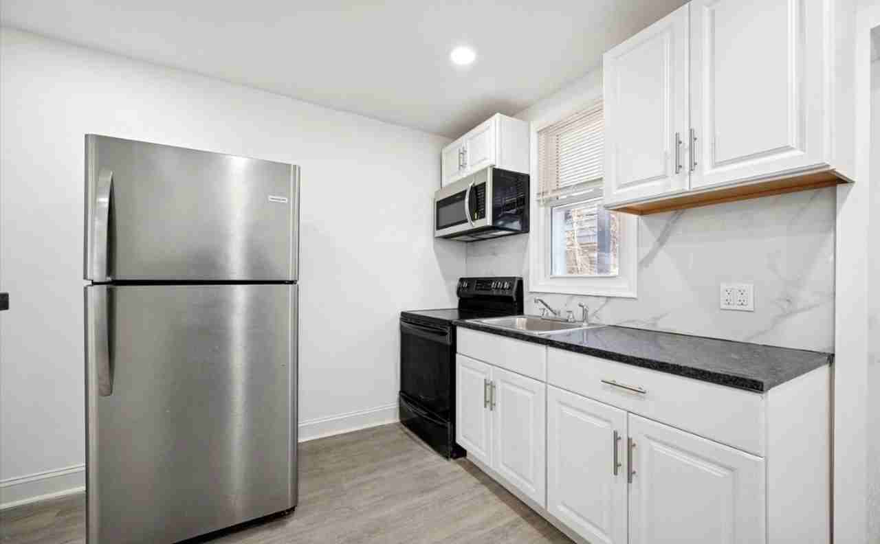 558 E Herman St - Photo 3 of 9