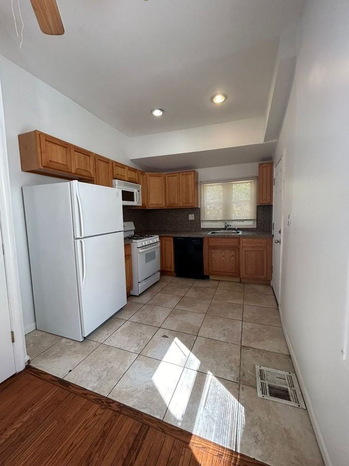 2225 N 17th St - Photo 6 of 22