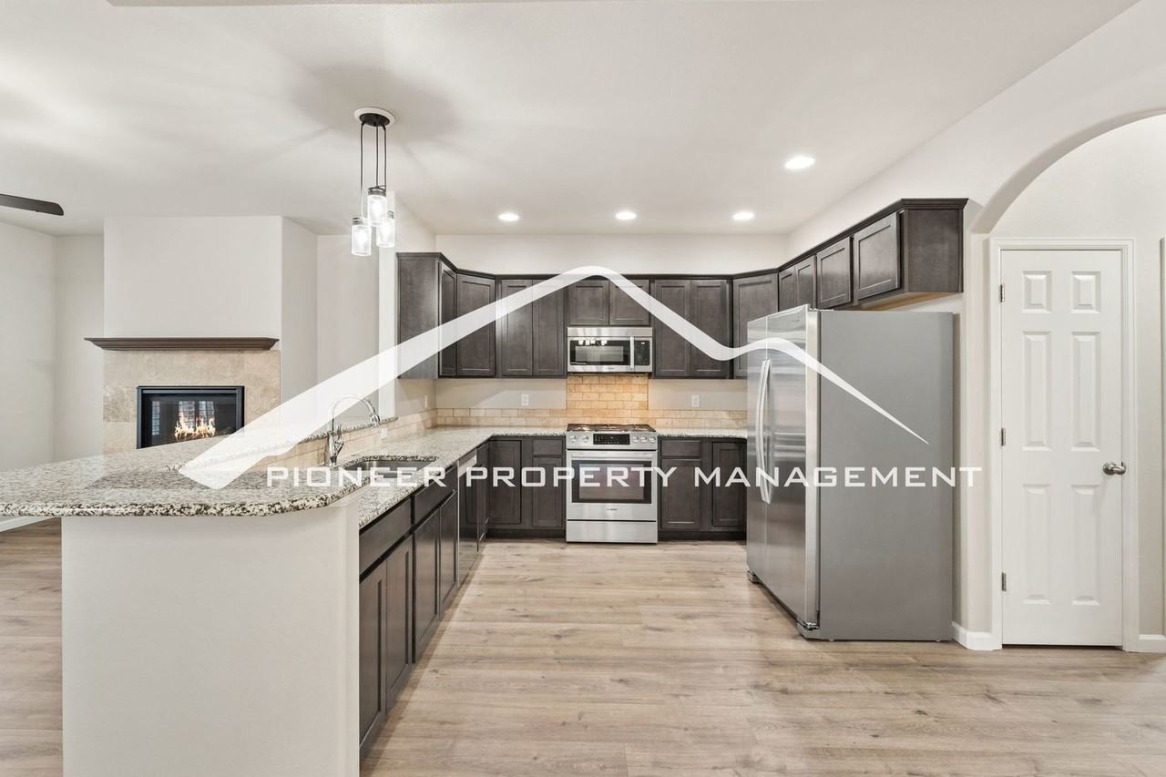 295 Eclipse Dr - Photo 4 of 33