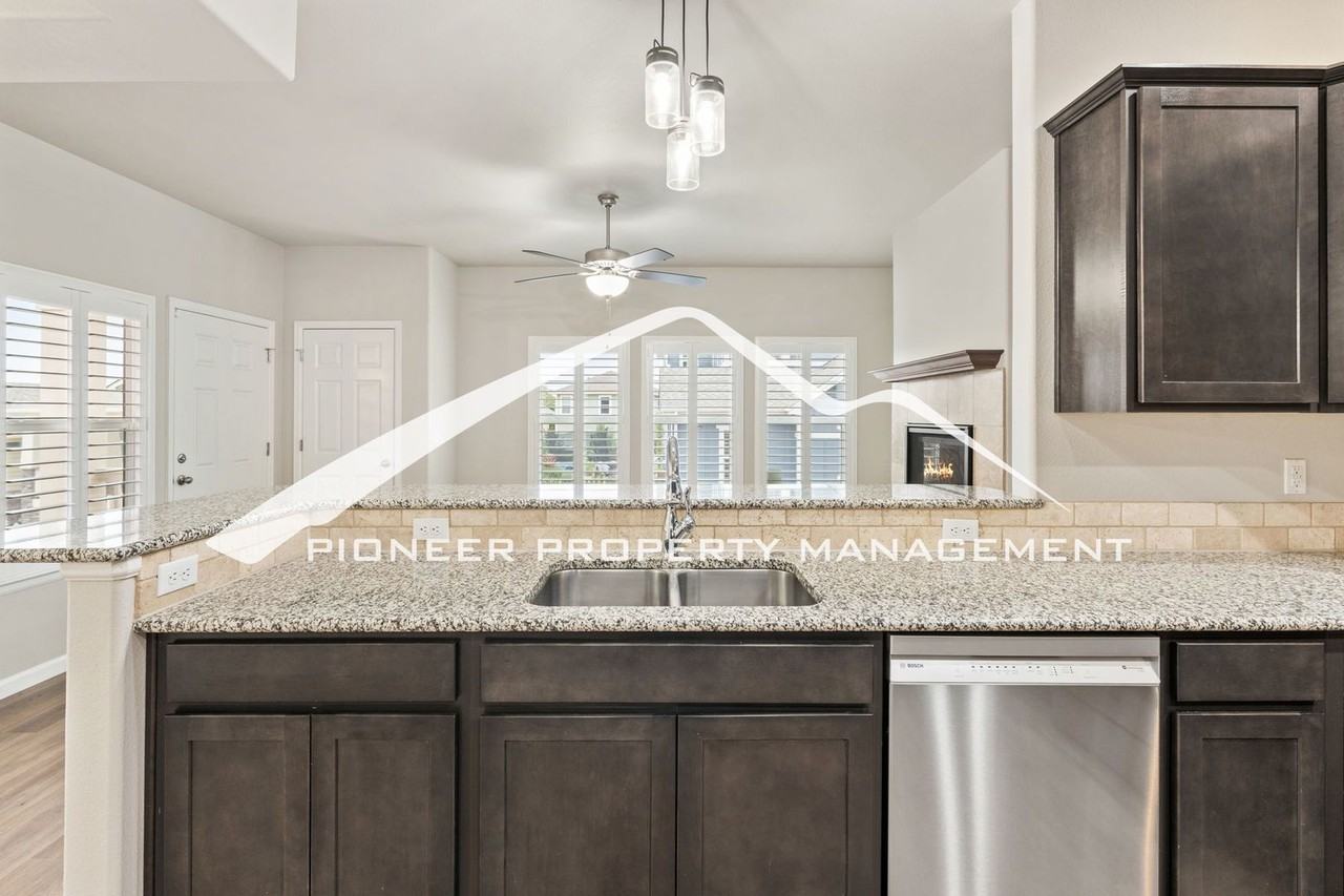 295 Eclipse Dr - Photo 6 of 33