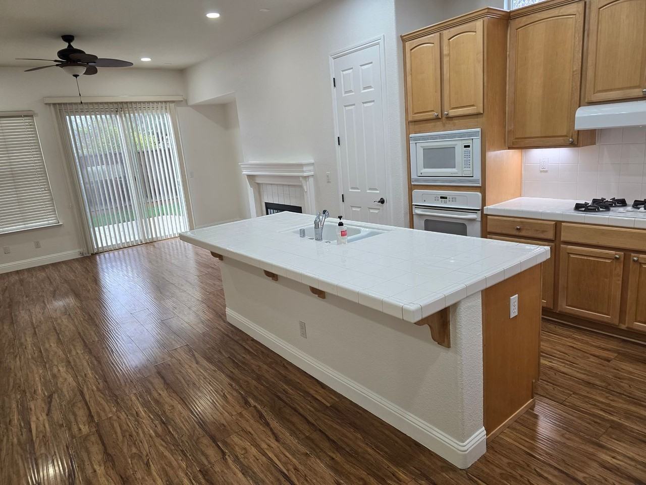 360 Collins Ct - Photo 3 of 28