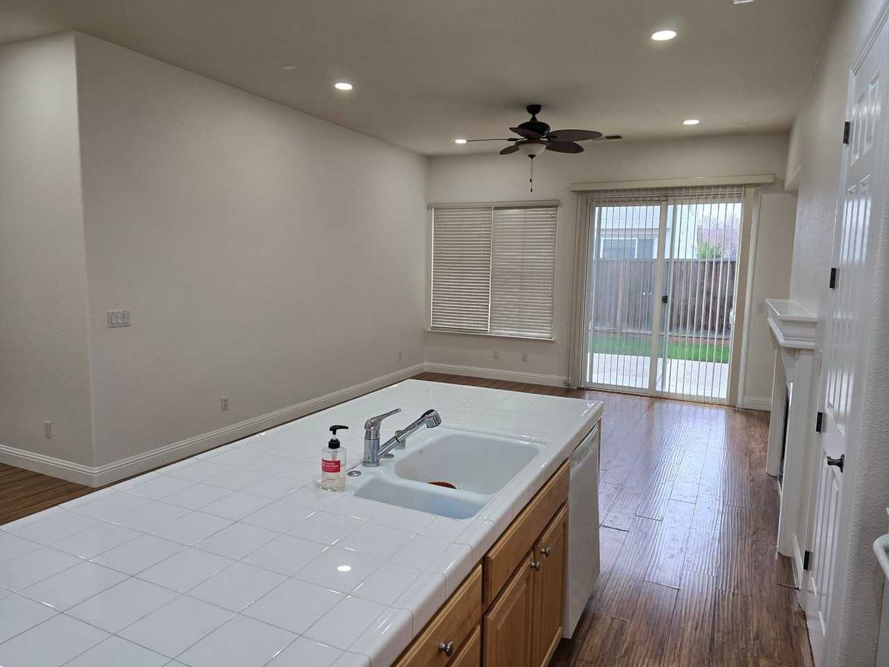 360 Collins Ct - Photo 4 of 28