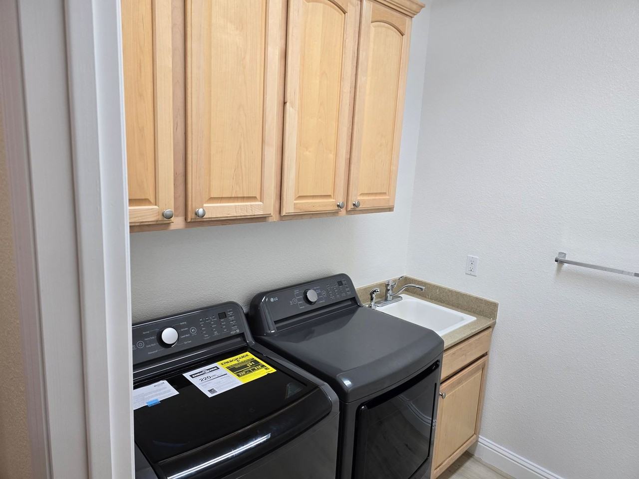 360 Collins Ct - Photo 7 of 28