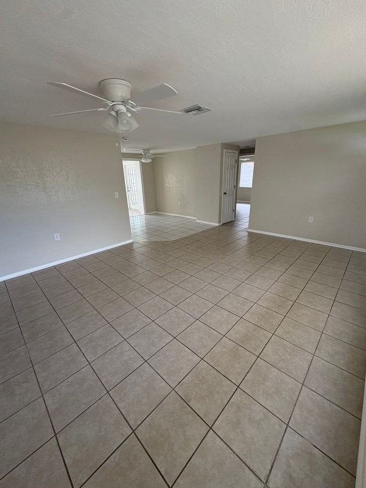 4606 Eastwood Ln - Photo 4 of 15