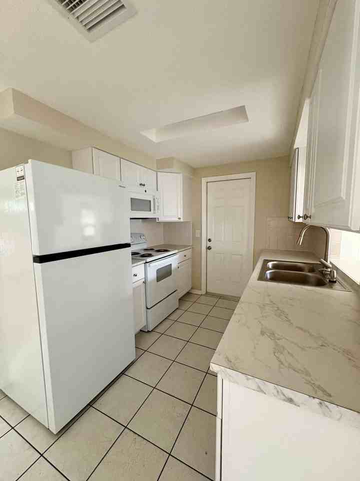 4606 Eastwood Ln - Photo 6 of 15